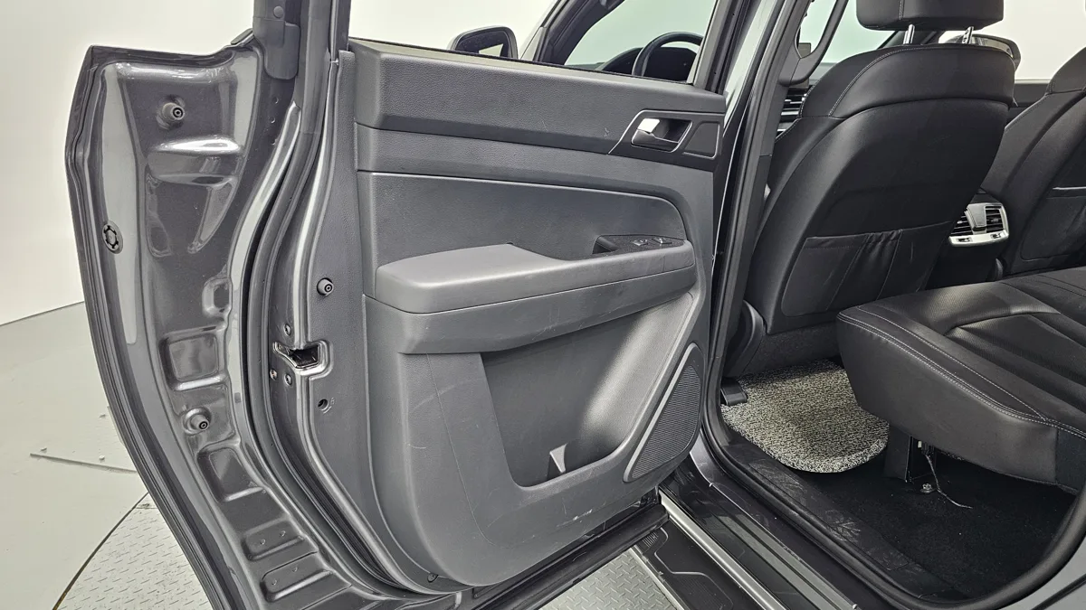 KG Mobility (SsangYong) Rexton interior detail