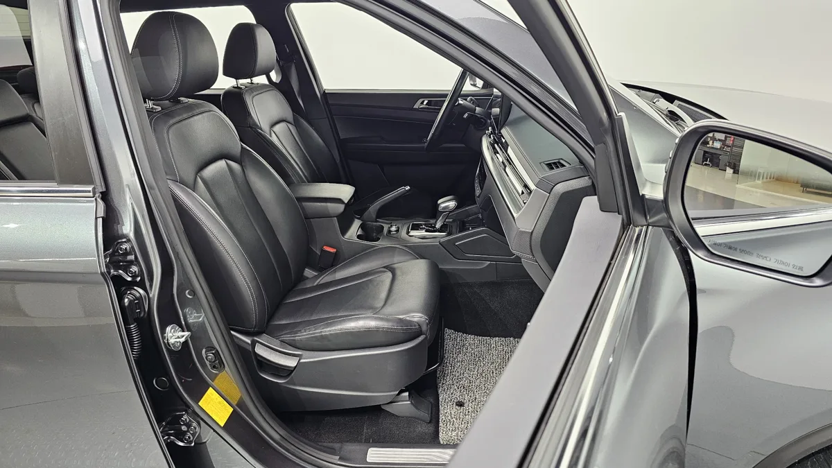 KG Mobility (SsangYong) Rexton interior detail