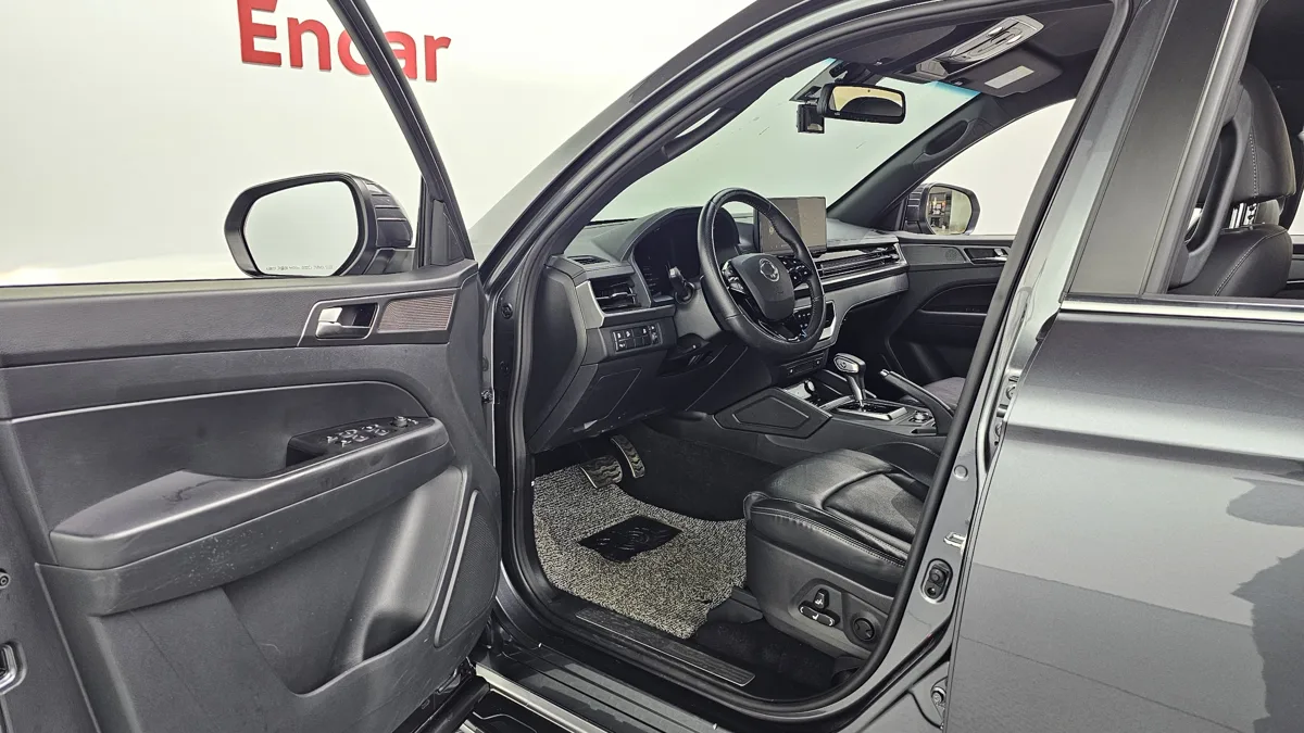 KG Mobility (SsangYong) Rexton interior detail