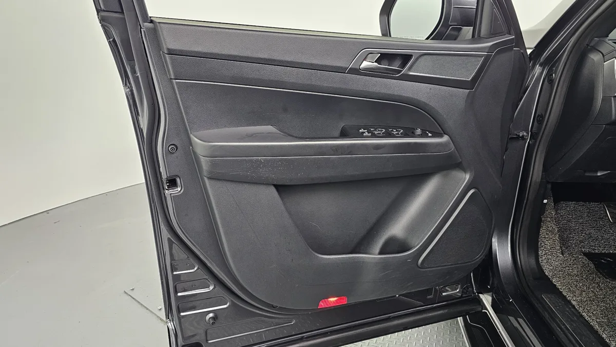KG Mobility (SsangYong) Rexton interior detail