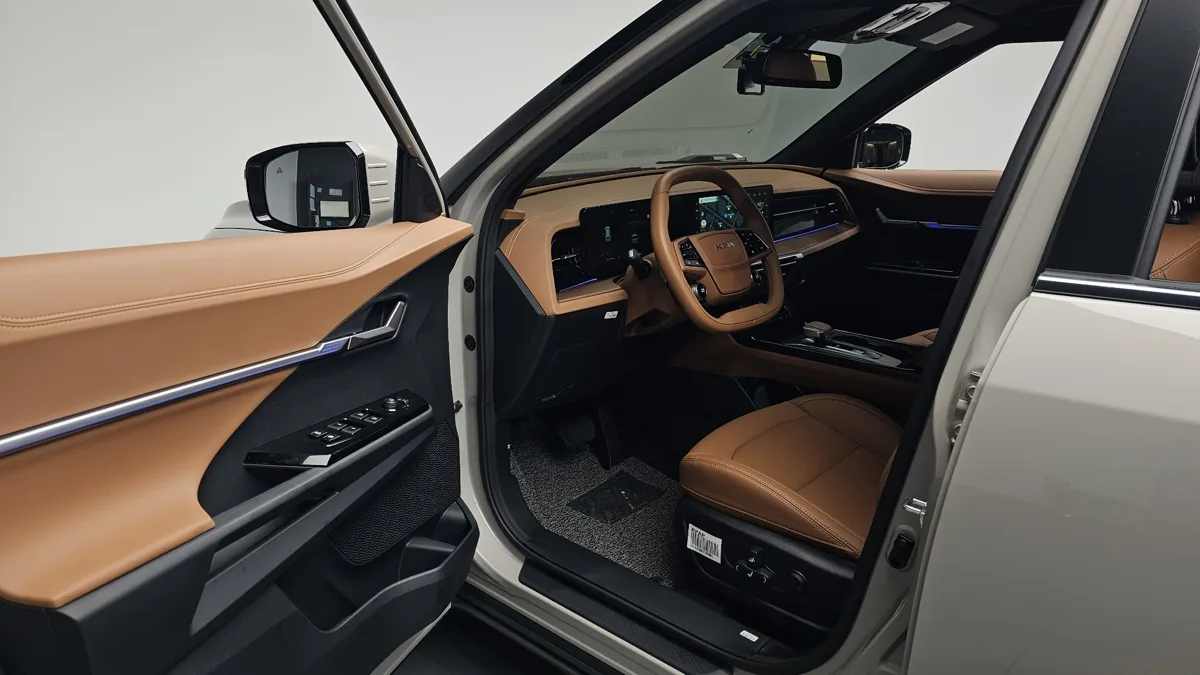 KG Mobility (SsangYong) Torres interior detail