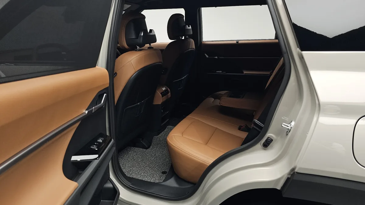 KG Mobility (SsangYong) Torres interior detail
